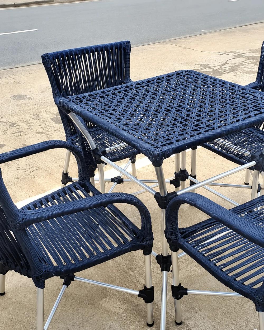 Mesa e cadeiras em corda náutica azul com estrutura de alumínio
