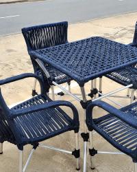 Mesa e cadeiras em corda náutica azul com estrutura de alumínio